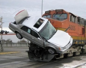 thumbs_car-train-crash